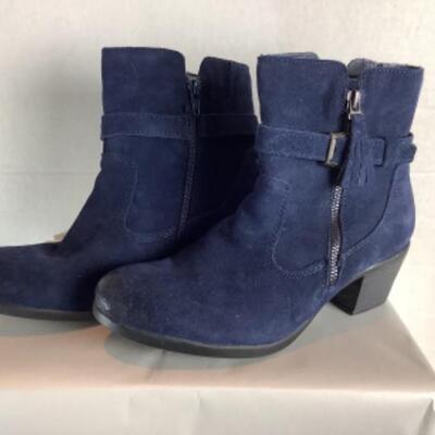 P - 496  Designer Brand Shoe Lot Size 8 ( 3 pr ) 