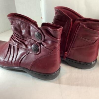 P - 496  Designer Brand Shoe Lot Size 8 ( 3 pr ) 