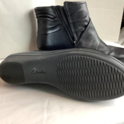 P - 496  Designer Brand Shoe Lot Size 8 ( 3 pr ) 