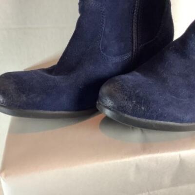 P - 496  Designer Brand Shoe Lot Size 8 ( 3 pr ) 