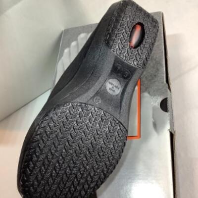 P - 497  Designer Brand Shoe Lot Size 38 = 7. /7.5 ( 2 ) 