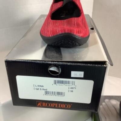 P - 497  Designer Brand Shoe Lot Size 38 = 7. /7.5 ( 2 ) 