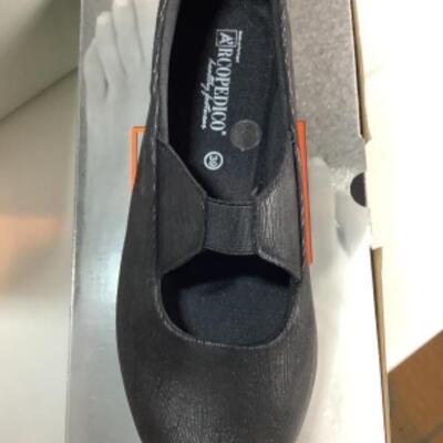 P - 497  Designer Brand Shoe Lot Size 38 = 7. /7.5 ( 2 ) 