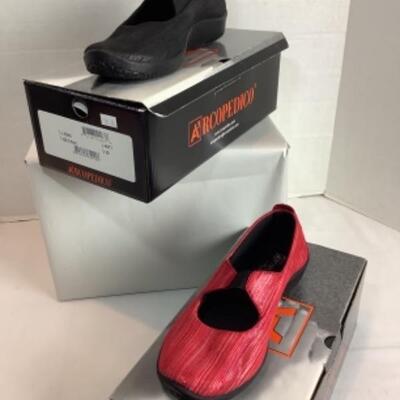 P - 497  Designer Brand Shoe Lot Size 38 = 7. /7.5 ( 2 ) 