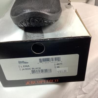 P - 497  Designer Brand Shoe Lot Size 38 = 7. /7.5 ( 2 ) 