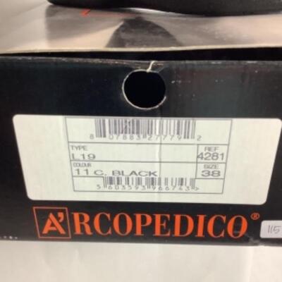 P - 498  NEW IN BOX Designer Shoe Lot Size 38 = 7 