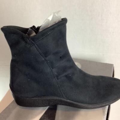 P - 498  NEW IN BOX Designer Shoe Lot Size 38 = 7 