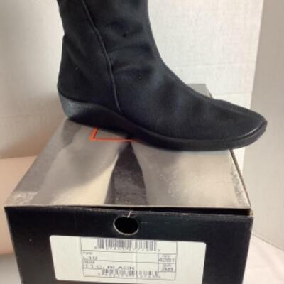 P - 498  NEW IN BOX Designer Shoe Lot Size 38 = 7 