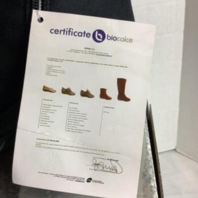 P - 498  NEW IN BOX Designer Shoe Lot Size 38 = 7 