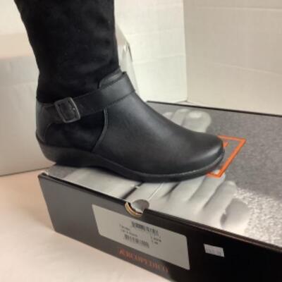 P - 499 NEW IN BOX Designer Shoe Lot Size 39 = 8 US 