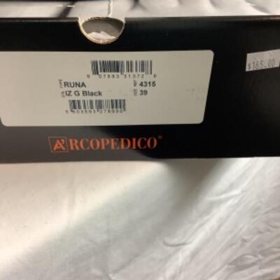 P - 499 NEW IN BOX Designer Shoe Lot Size 39 = 8 US 