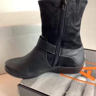 P - 499 NEW IN BOX Designer Shoe Lot Size 39 = 8 US 