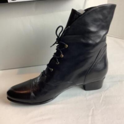 P - 502  Designer Brand Shoe Lot Size 8