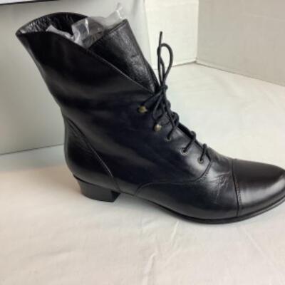 P - 502  Designer Brand Shoe Lot Size 8