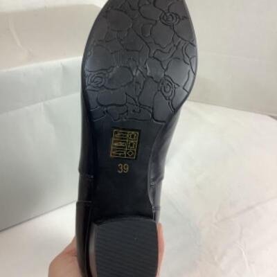 P - 502  Designer Brand Shoe Lot Size 8