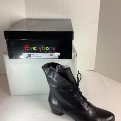 P - 502  Designer Brand Shoe Lot Size 8