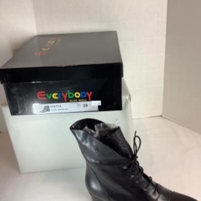 P - 502  Designer Brand Shoe Lot Size 8