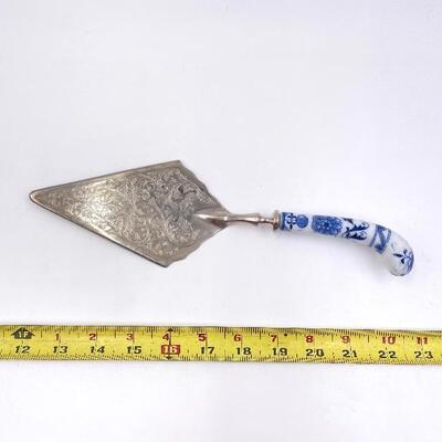 VINTAGE ORNATE SILVER PIE SERVER/CUTTER WITH â€œBLUE ONIONâ€ PATTERNED HANDLE