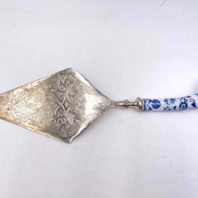 VINTAGE ORNATE SILVER PIE SERVER/CUTTER WITH â€œBLUE ONIONâ€ PATTERNED HANDLE