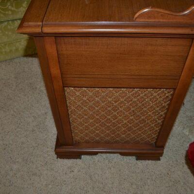 LOT 2 VINTAGE MAGNAVOX CONSOLE STEREO