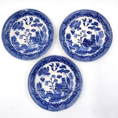 VINTAGE â€œBLUE WILLOWâ€ TEACUPS AND SAUCERS SET OF 3