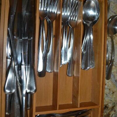 LOT 82 VINTAGE DISTINCTION DELUXE STAINLESS BY ONEIDA FLATWARE