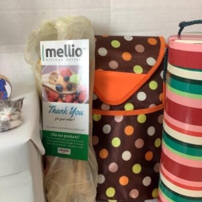 G - 532. Wining Cat Lot 