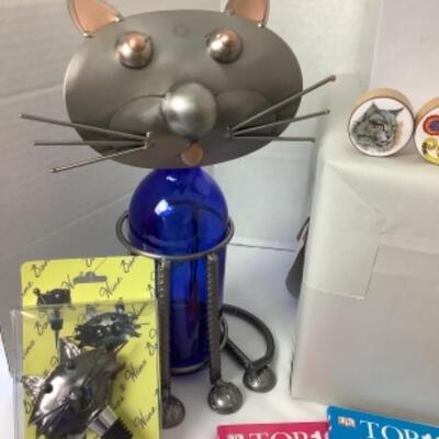 G - 532. Wining Cat Lot 