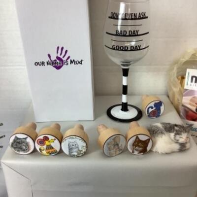 G - 532. Wining Cat Lot 