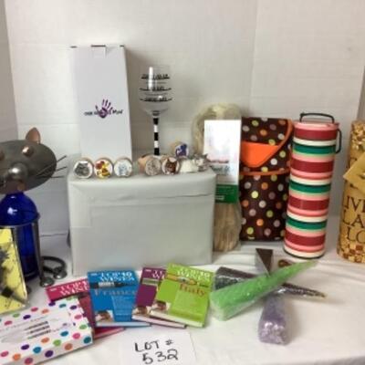 G - 532. Wining Cat Lot 