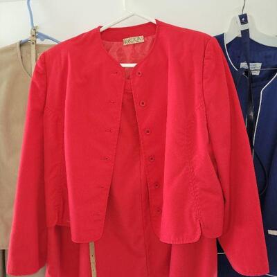 Lot 182: Ladies Skirt & Jacket Suit (Size 16)