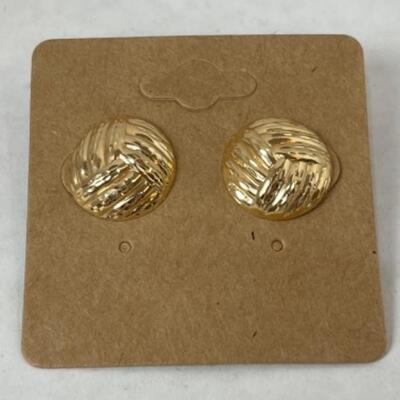 K564 14k Yellow Gold Diamond Cut Round Pierced Earrings
