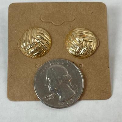 K564 14k Yellow Gold Diamond Cut Round Pierced Earrings