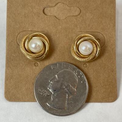 K566 14k Yellow Gold 6mm Pearl pierced Earrings 