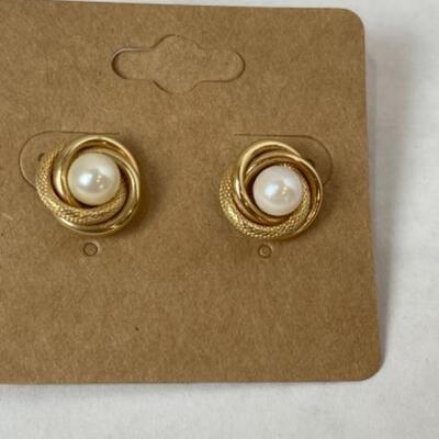 K566 14k Yellow Gold 6mm Pearl pierced Earrings 