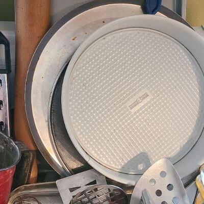 Lot 12K: Nordic Baking Pans, Vintage Kitchen and more.
