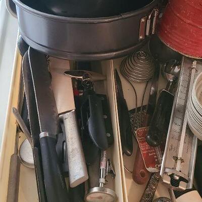 Lot 12K: Nordic Baking Pans, Vintage Kitchen and more.