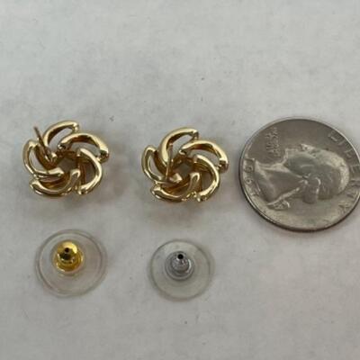 K576 14k Yellow Gold Flower Design Pierced Earrings 