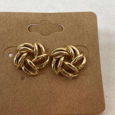 K576 14k Yellow Gold Flower Design Pierced Earrings 