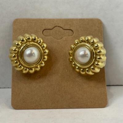 K578 18k Yellow Gold Mabe Pearl Pierced French Clip Earrings 