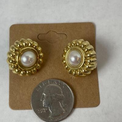 K578 18k Yellow Gold Mabe Pearl Pierced French Clip Earrings 