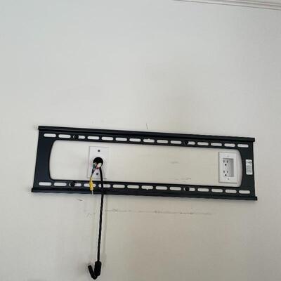 Lot 122 - Samsung 40â€ TV with Wall Mount & Stand