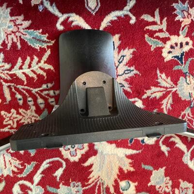 Lot 122 - Samsung 40â€ TV with Wall Mount & Stand
