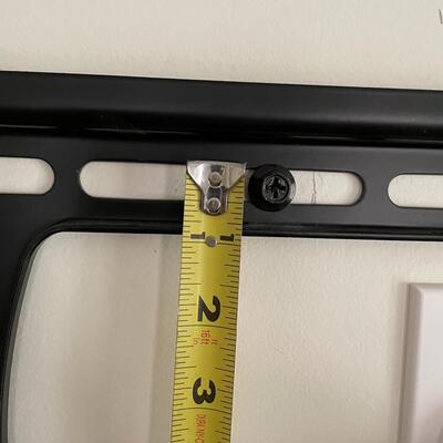 Lot 122 - Samsung 40â€ TV with Wall Mount & Stand