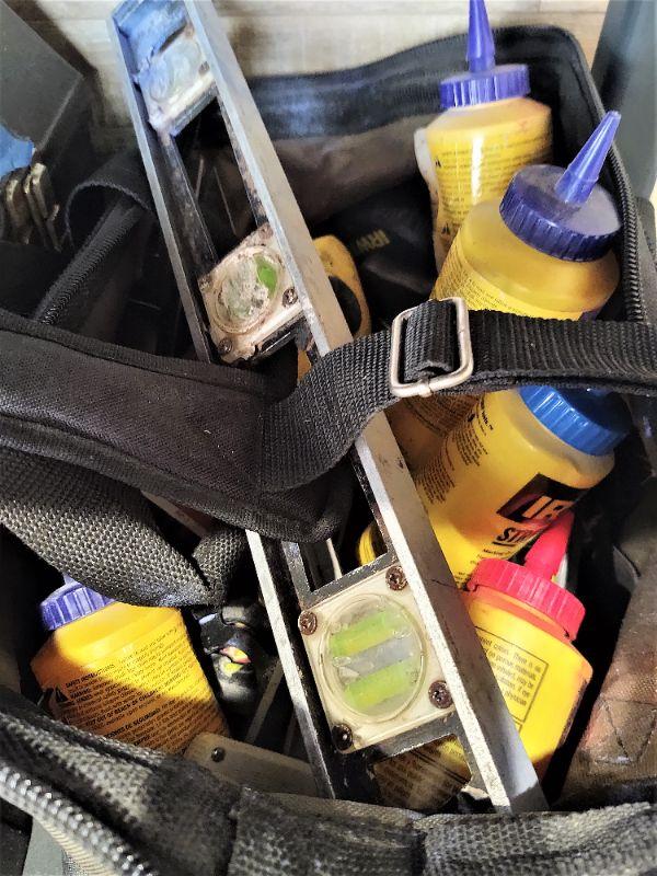 lot 124 Canvas tool bag of asstd levels, squares, measuring angles