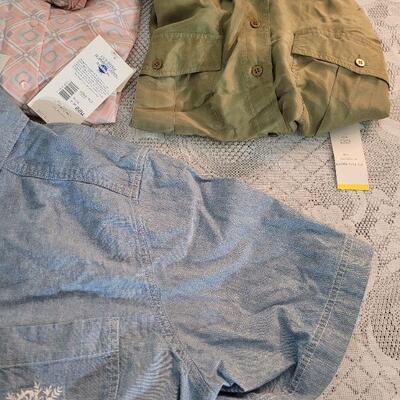 Lot 194: (3) New Short Sleeve Button Down Ladies Blouses 