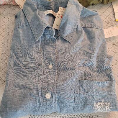 Lot 194: (3) New Short Sleeve Button Down Ladies Blouses 