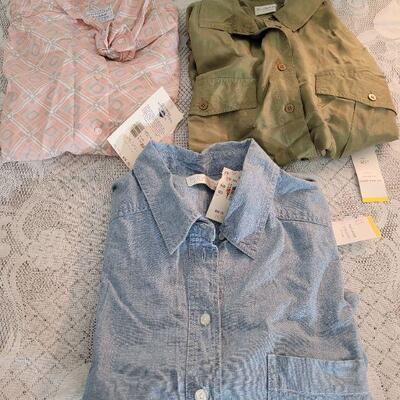 Lot 194: (3) New Short Sleeve Button Down Ladies Blouses 