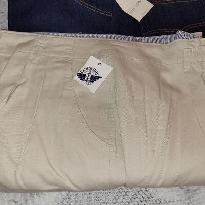 Lot 198: New Ladies Pants