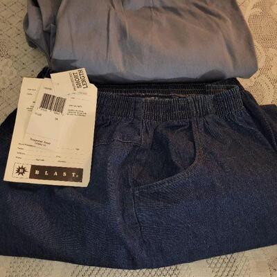 Lot 199: New Ladies Pants